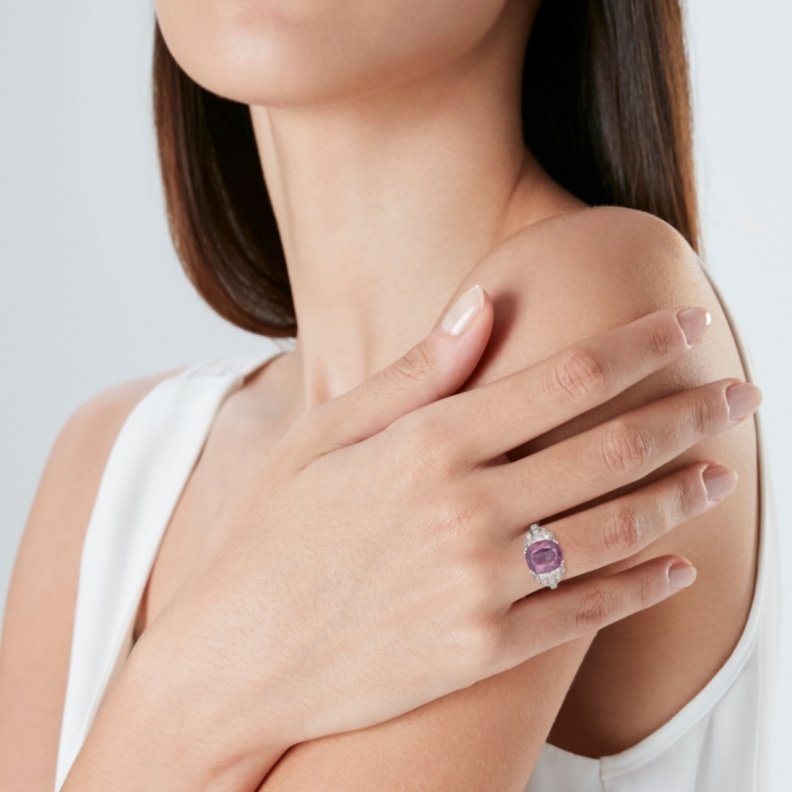 ماذا تعرفين عن الألكسندريت "الحجر السحري"؟