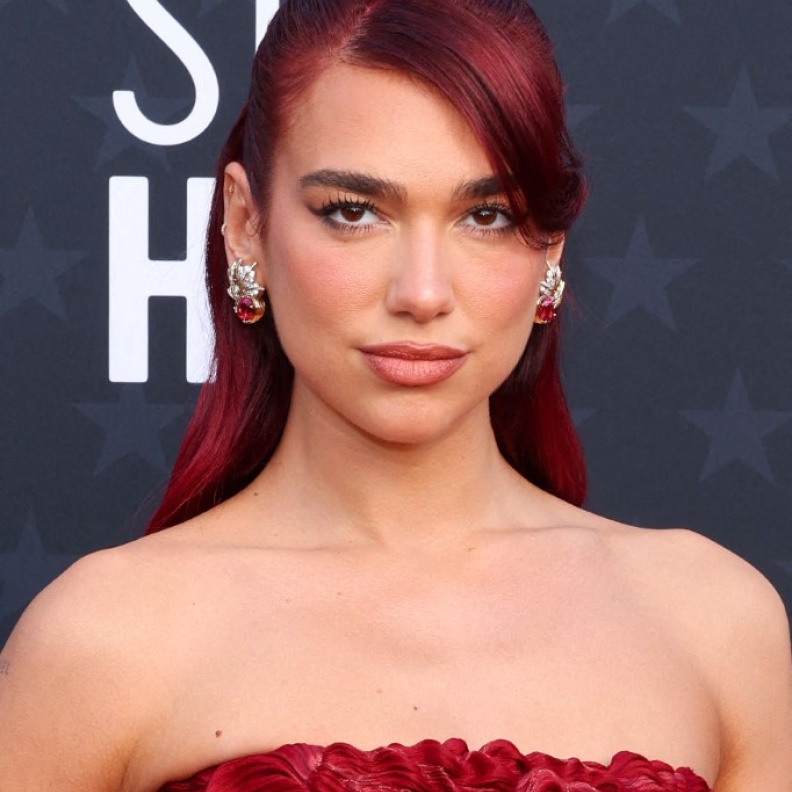 إطلالة Dua Lipa بمكياج مشرق مع الآيلاينر السائلة