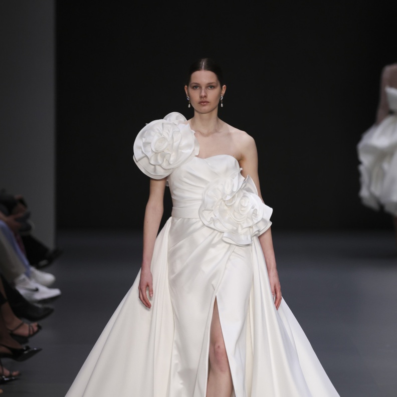 فستان زفاف بالورود من عروض هيلينا في أسبوع برشلونة العرائسي