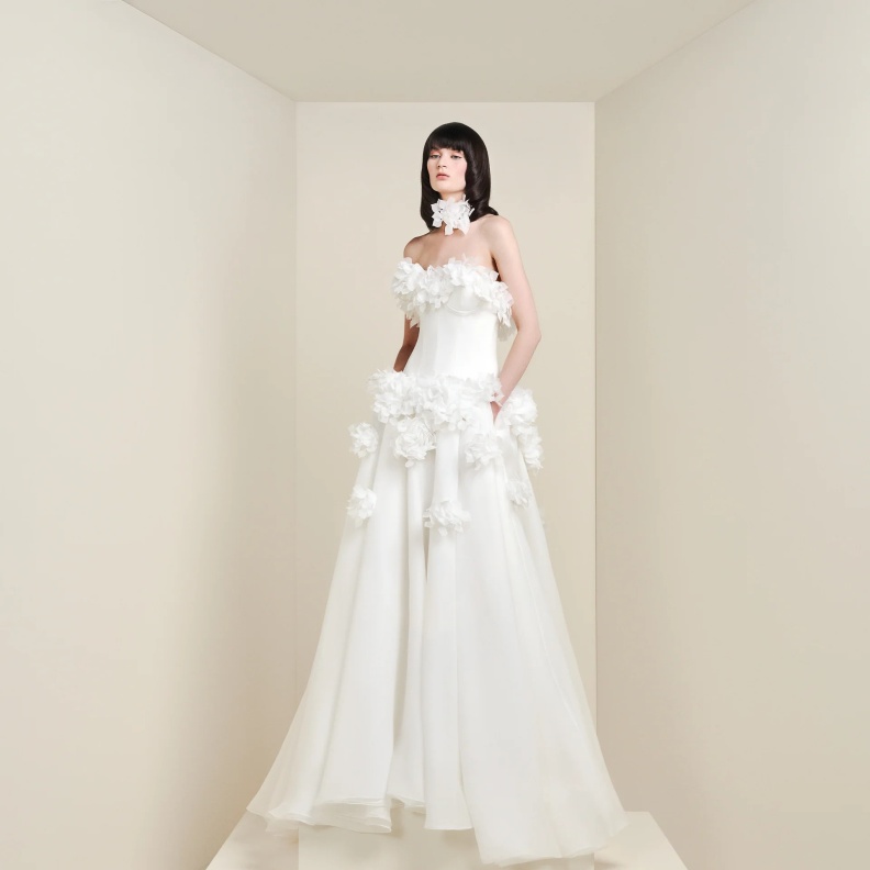 فستان زفاف فيكتور أند رولف بالورود لربيع 2025