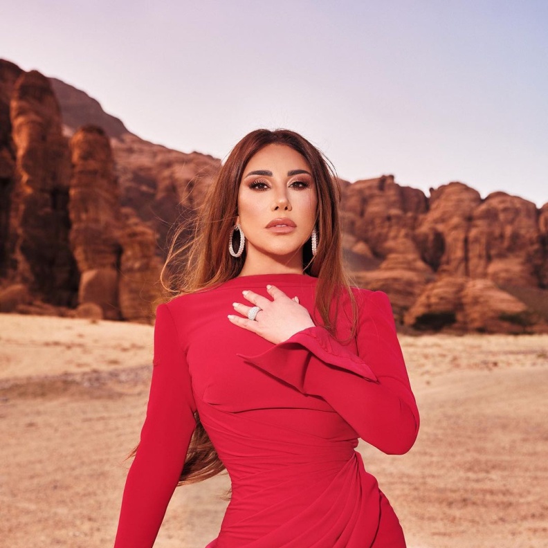 نجمات العرب بمجوهرات برّاقة خلال عرض أزياء المصمم رامي قاضي