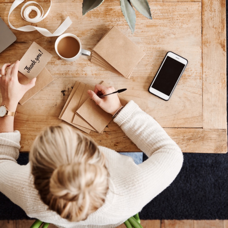 نصائح لكتابة بطاقات شكر وتهنئة مثالية من ضيوف حفل الزفاف للعروسين