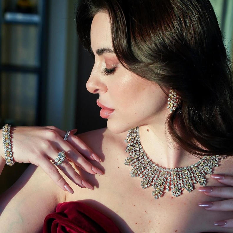 هل تتشابه تصاميم مجوهرات سارة أبي كنعان ونادين نسيب نجيم؟