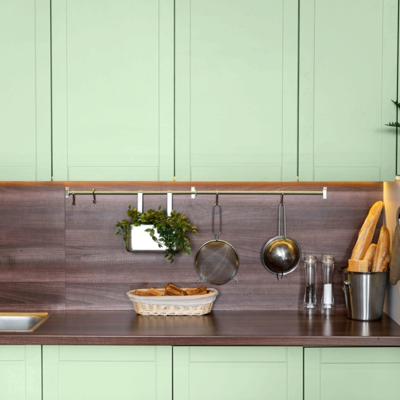 ينصحك الخبراء باختيار خزانات بأبواب مسطحة وعناصر زخرفية قليلة