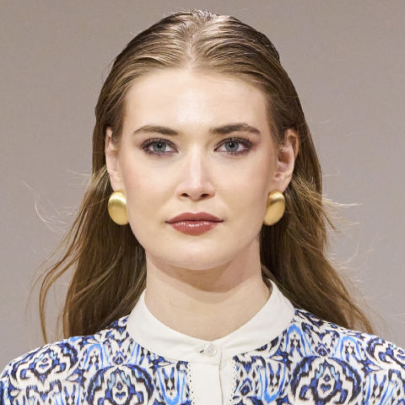 طريقة تثبيت ملمع الشفاه طوال اليوم