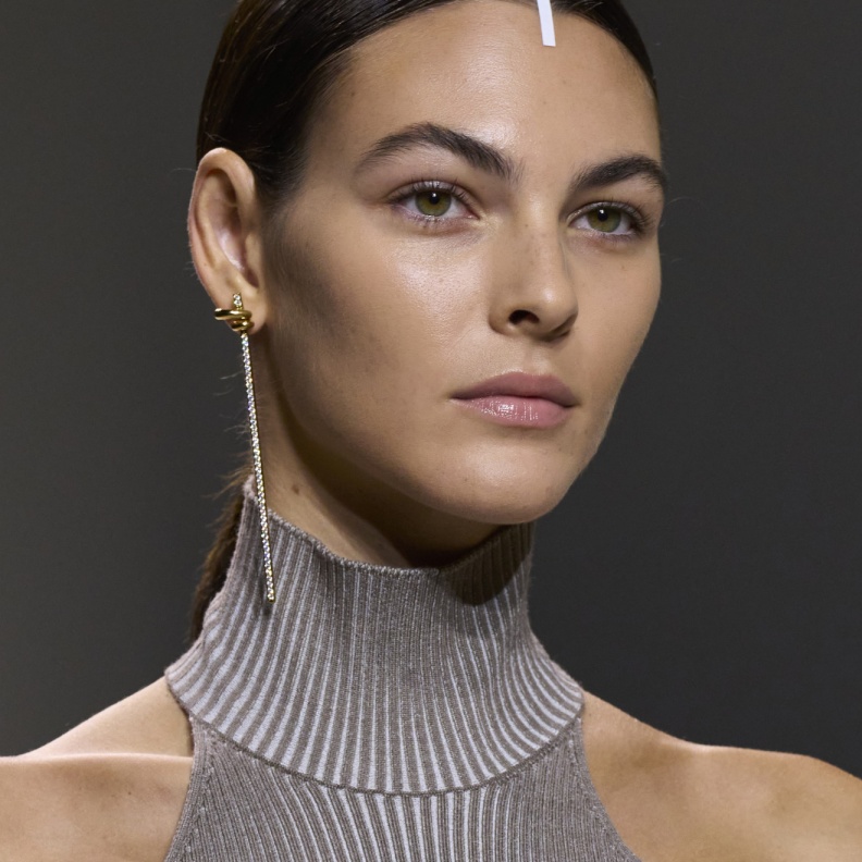 تسريحات شعر ذيل الحصان مع أكسسوارات الخطوط من دار Fendi