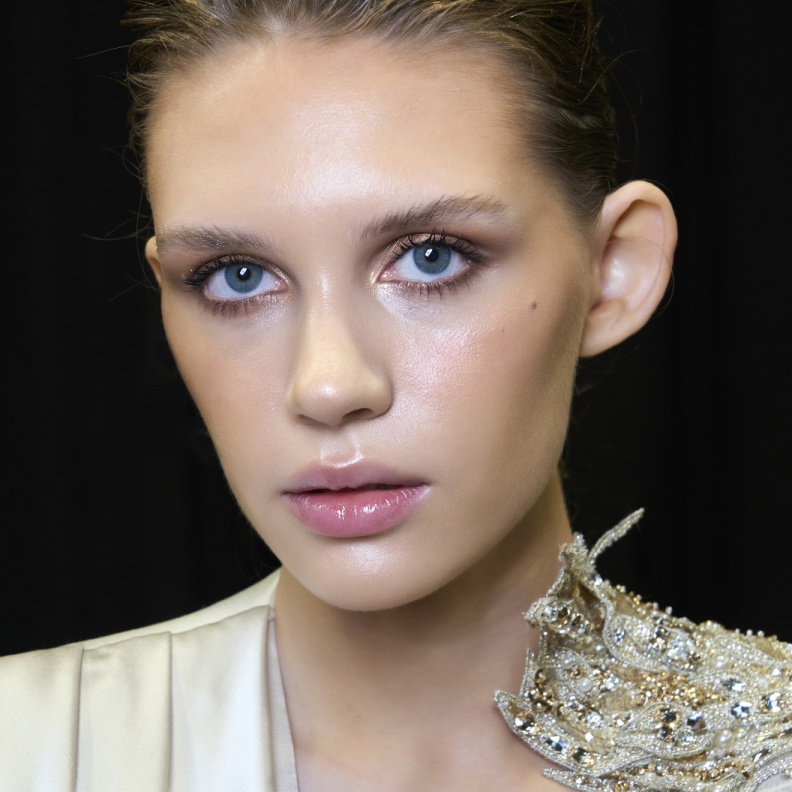 تطبيق الكريم المرطب على الشفاه من دار Zuhair Murad