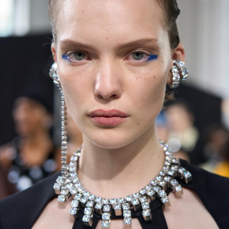 رسمات الآيلاينر الزرقاء والعريضة من دار Jil Sander