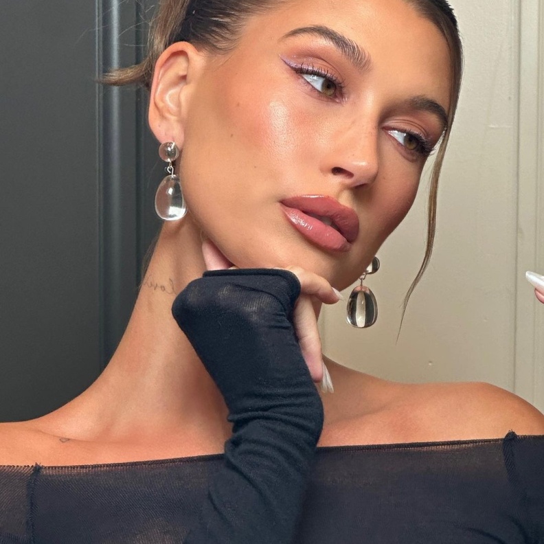 رسمات المكياج الغلوسي بأسلوب Hailey Bieber