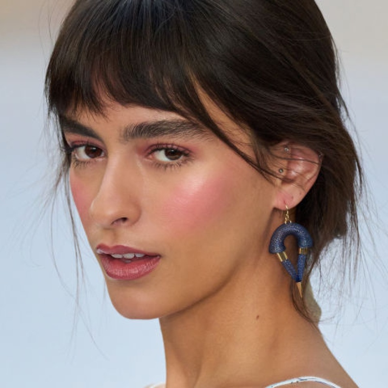 الفرق بين البلاش الكريمي والبودرة... تعرفي على المناسب لك مع خياراتنا من المستحضرات المجربة