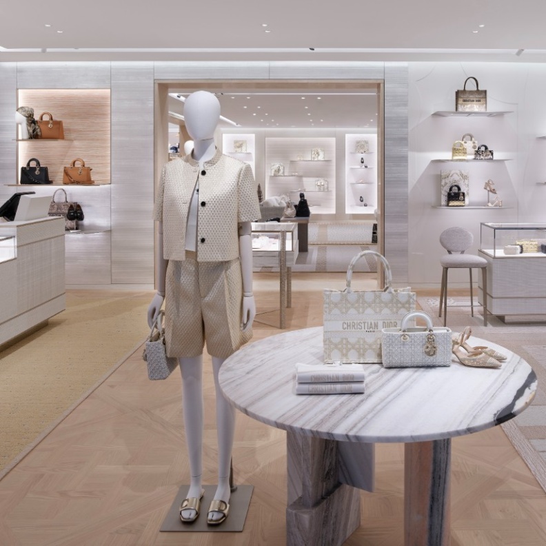 "ديور" Dior تكشف عن بوتيك جديد في مطار حمد الدوليّ في قطر