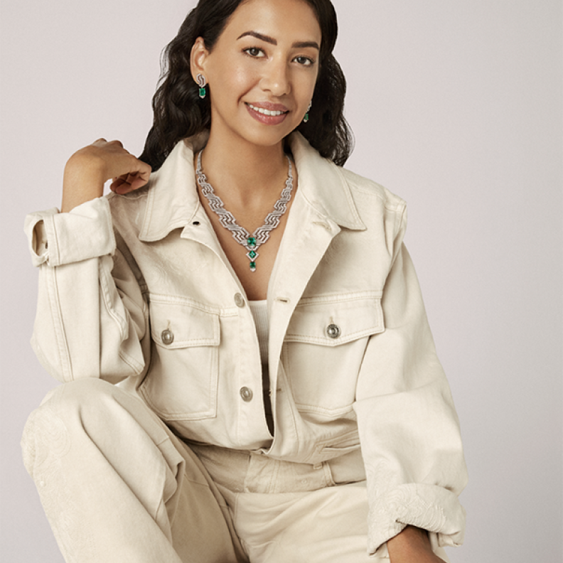 الممثلة والمخرجة السعودية سمر ششة في جلسة تصويرية مع "هي" ودار "كارتييه":  أؤمن بقوة القصص المؤثرة والصادقة