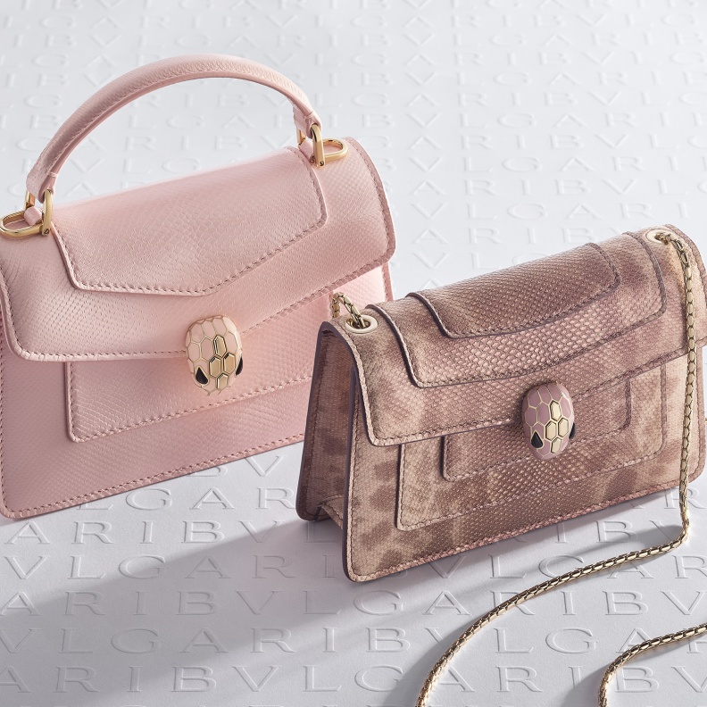 حقائب وإكسسوارات فاخرة من "بولغاري" لصيف مليء بالأناقة