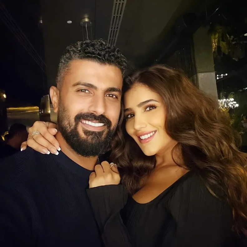 مي عمر وزوجها 