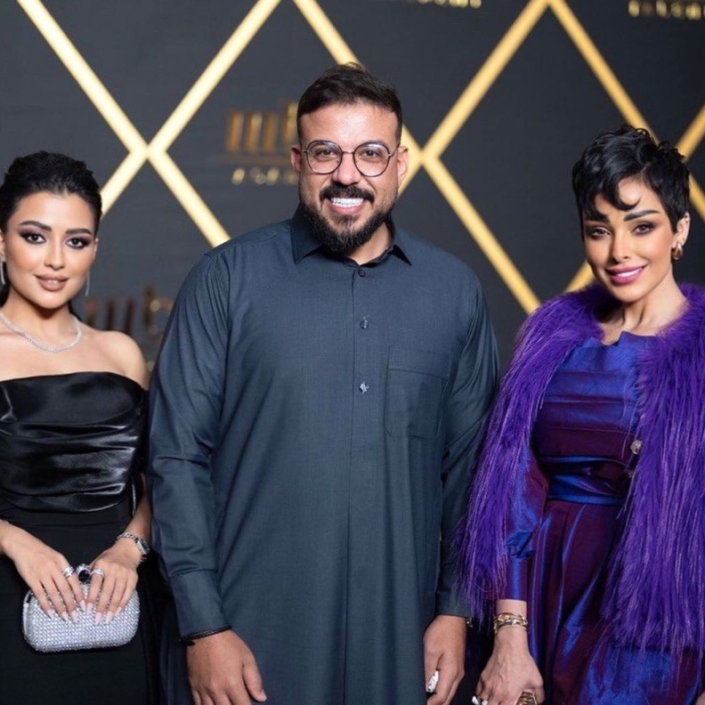 حيدر الناصر مع بطلات العمل