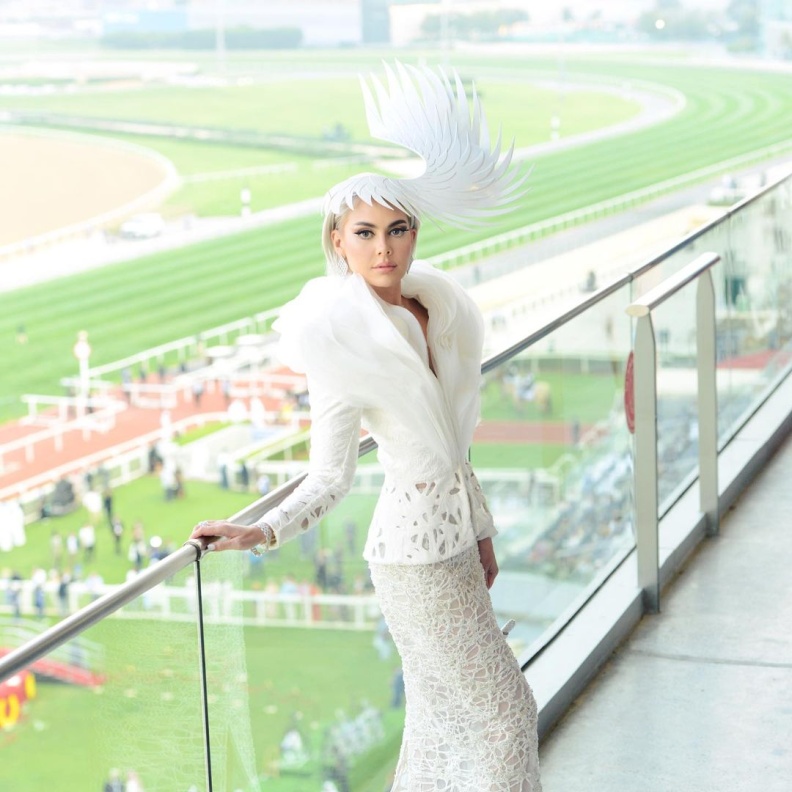 إطلالات ملكية ساحرة لنجمات الموضة خلال كأس دبي العالمي لسباق الخيل.. بالصور