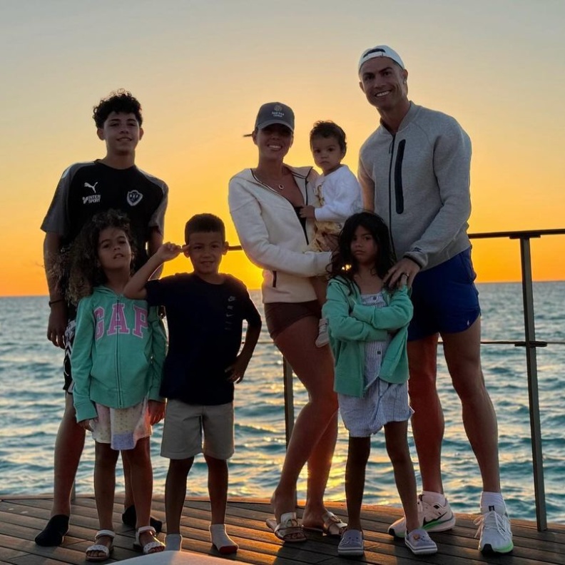 كريستيانو رونالدو وعائلته