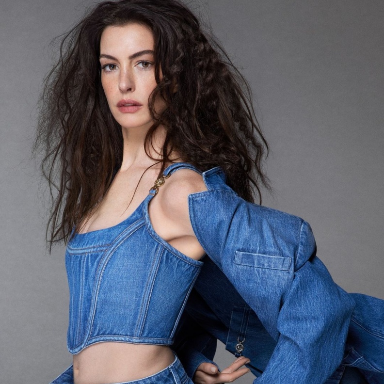 آن هاثاواي وسيليان مورفي نجما حملة Versace Icons لعام 2024