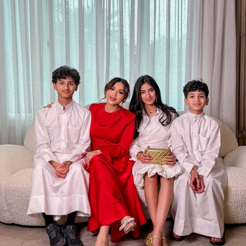 إطلالات عاشقات الموضة مع عائلاتهم في عيد الفطر ..أزياء متناغمة بالألوان والتصاميم