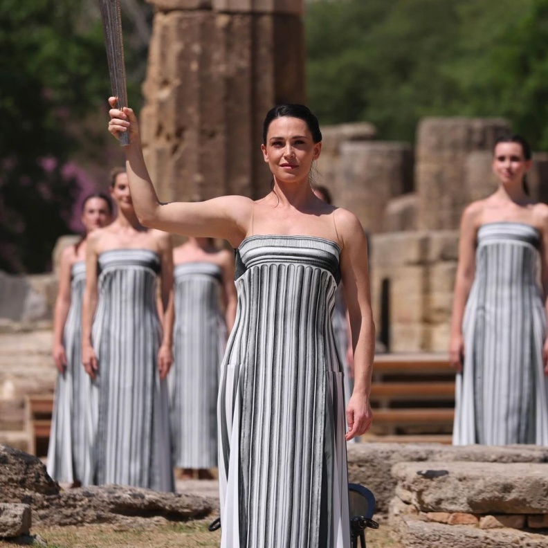 الموضة تتألق في أولمبياد 2024: دور أزياء راقية تُصمم إطلالات الفرق