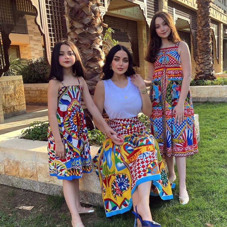 هل تتشابه إطلالات زينب فياض مع بناتها بأزياء لجين عضاضة مع بناتها؟ شاهدوا الصور