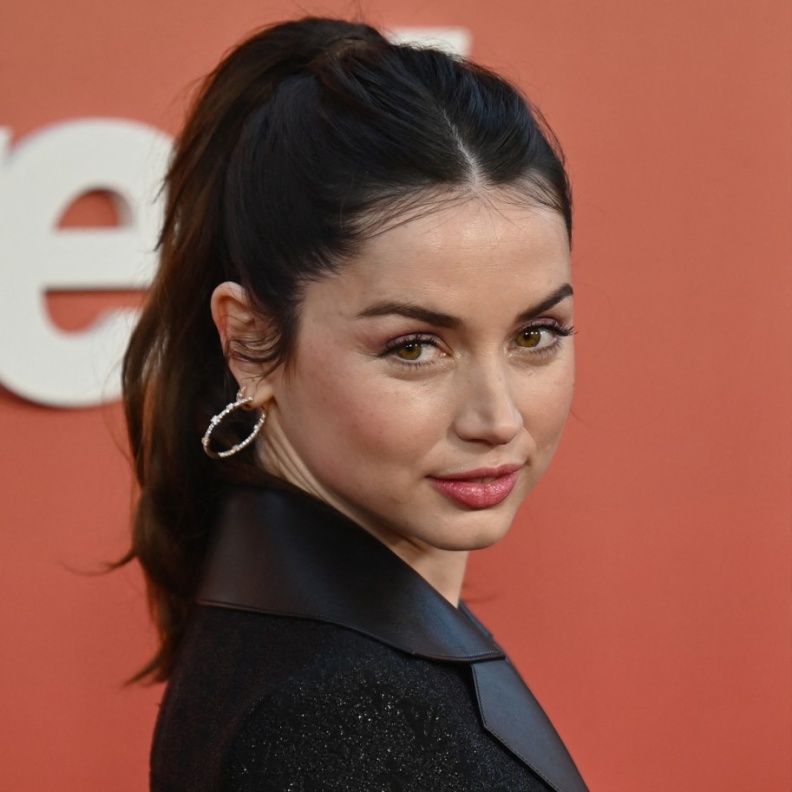 اسرار مكياج وتسريحات شعر آنا دي أرماس بمناسبة عيد ميلادها الـ 36