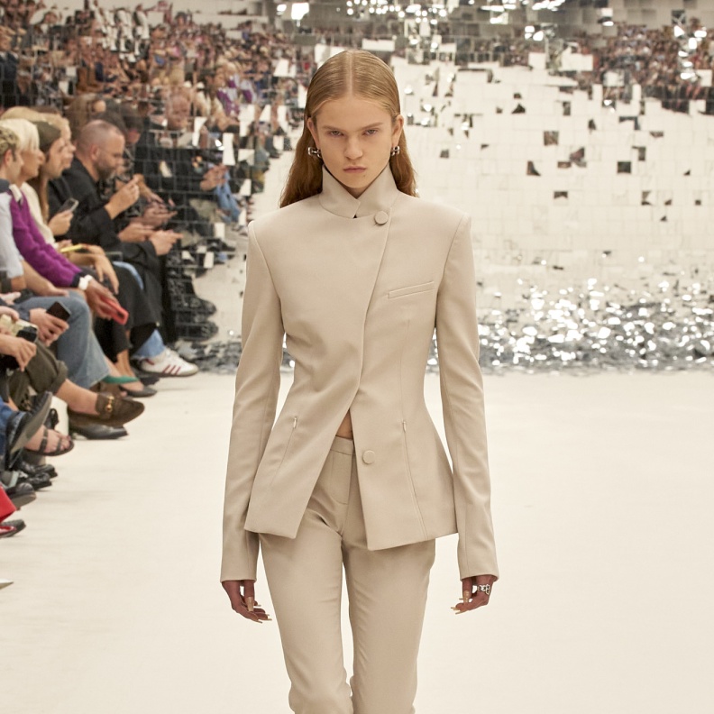 البدلات البيج تتصدّر أجدد صيحات الموضة المنتظرة في الصيف