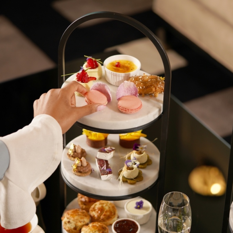 فندق فيرمونت الرياض يتعاون مع علامة جو مالون لندن لتقديم تجربة شاي ما بعد الظهيرة في ردهة ذا سافوي