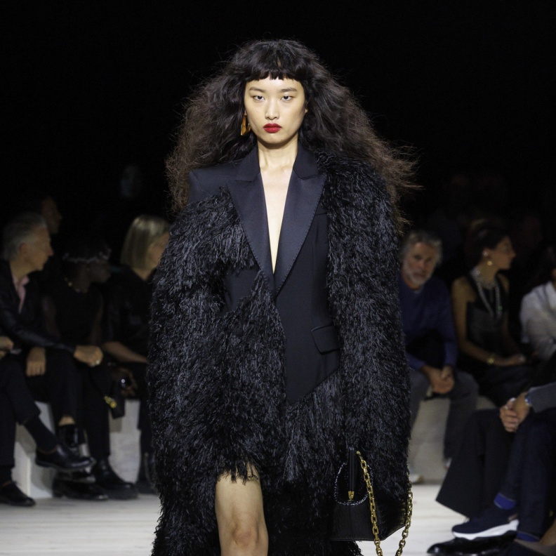 قبل شراء الملابس الفاخرة.. اتبعي هذه النصائح جيداَ للعناية بها!