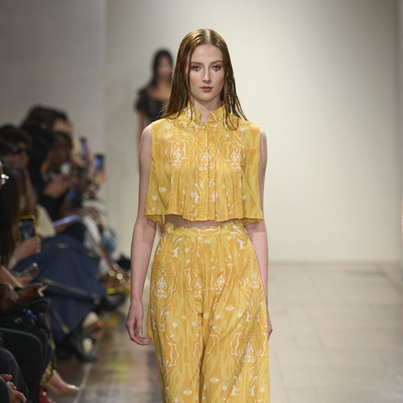 موديلات بناطيل صفراء رائجة في إطلالاتك اليومية