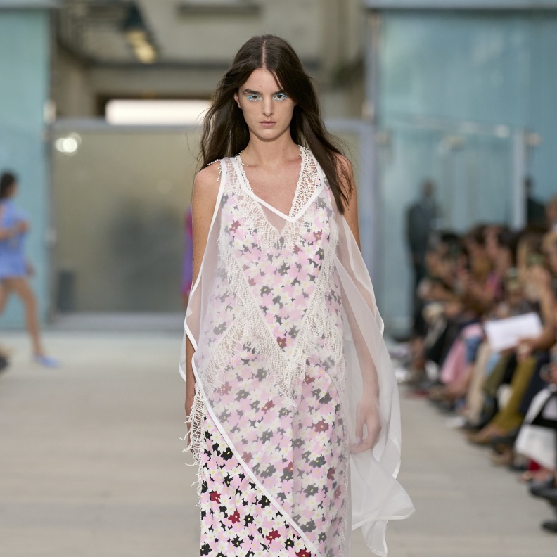 موضة التول على الفساتين تجعل إطلالتك استثنائية في الصيف