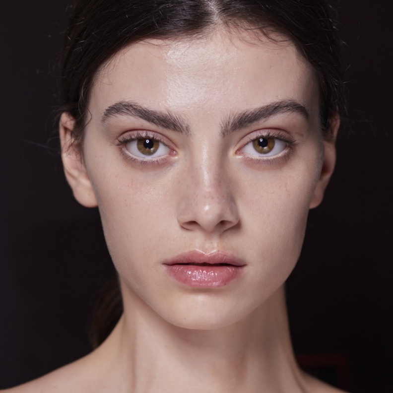 أفضل مستحضرات ملمع الشفاه البارزة هذا الصيف