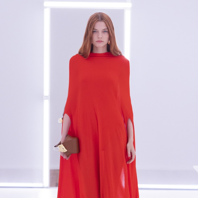 جرأة اللون الأحمر في عيد الفطر 2024 مع صيحات الفساتين