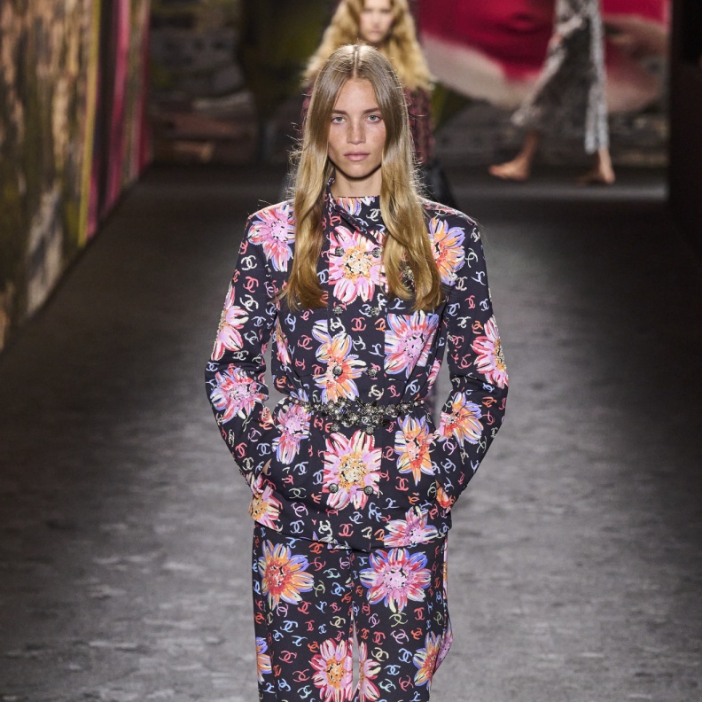 إطلالة محتشمة من CHANEL لربيع وصيف 2024