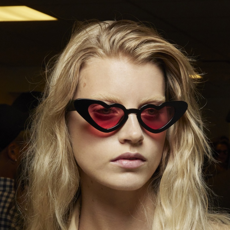 صيحة النظارات الشمسية الملونة رائجة هذا الصيف
