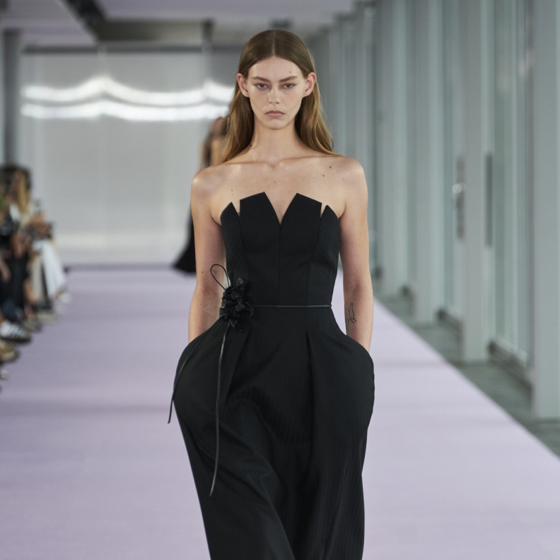 فستان ميدي باللون الأسود من دون أكمام من Del Core 