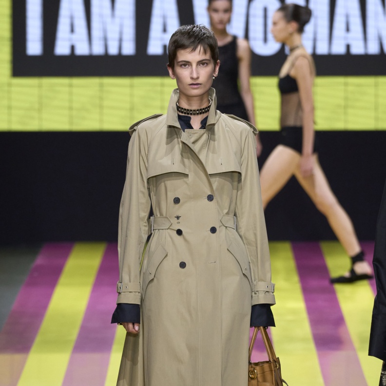 الترانشكوت.. أهمية تاريخية كبيرة وقطعة أساسية في المواسم الانتقالية