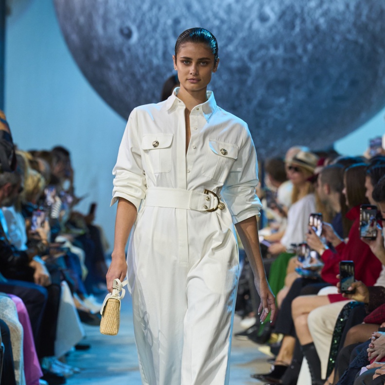 الجمبسوت الابيض موضة الصيف المنتظرة