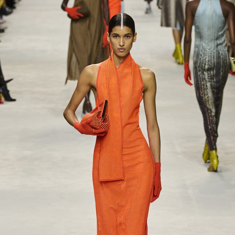 الفستان البرتقالي عنوان للتألق في إطلالات ربيع وصيف 2024