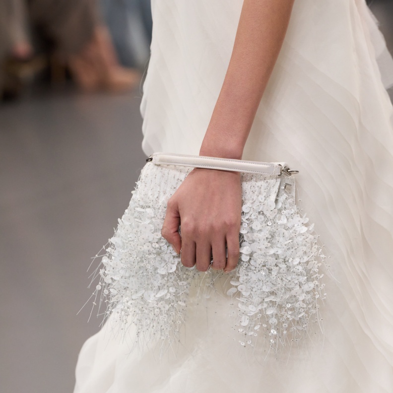 موضة الحقائب البارزة بتفاصيل الخرز في الصيف