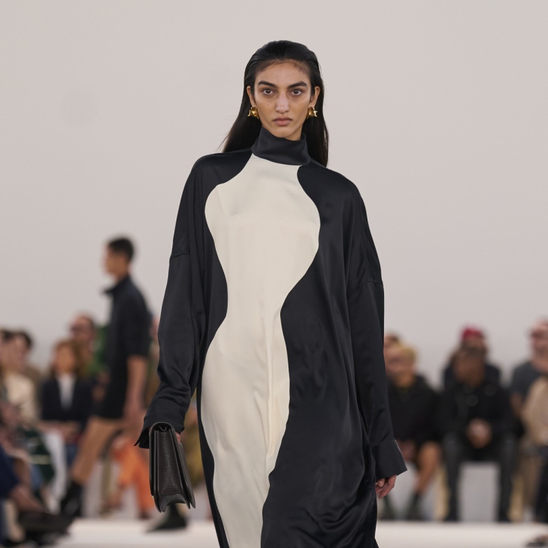 فستان مميز وكلاسيكي من Ferragamo 