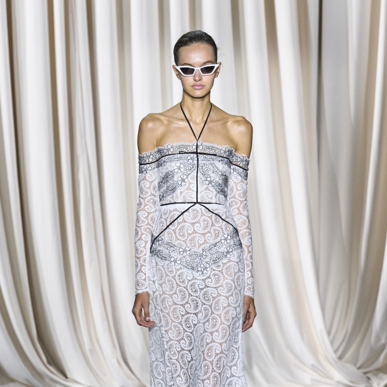 فستان ابيض ناعم أوف شولدر من Giambattista Valli 