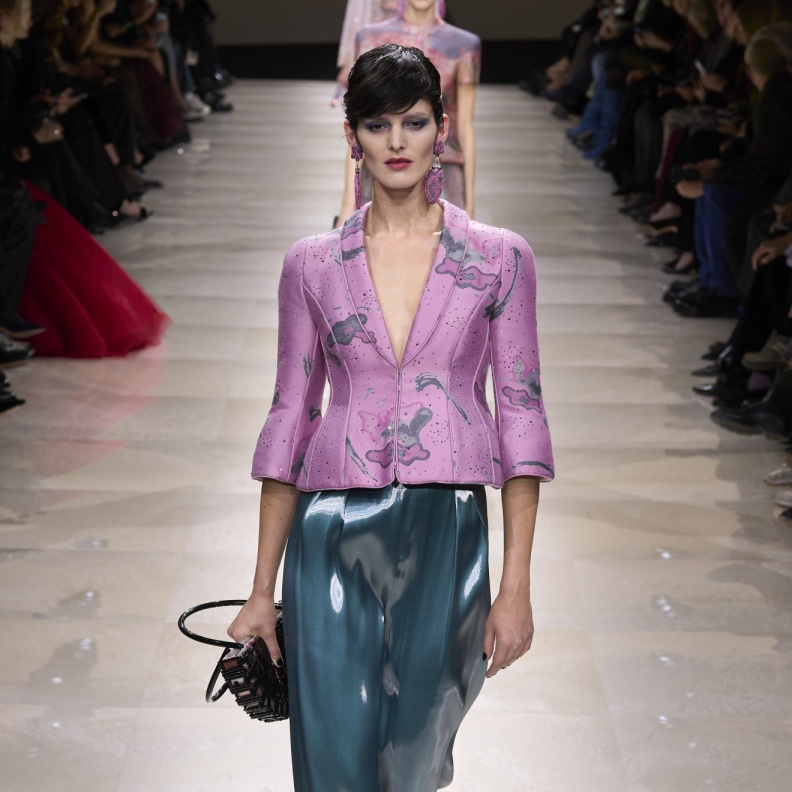 موضة الجاكيتات القصيرة حاضرة في إطلالات الصيف