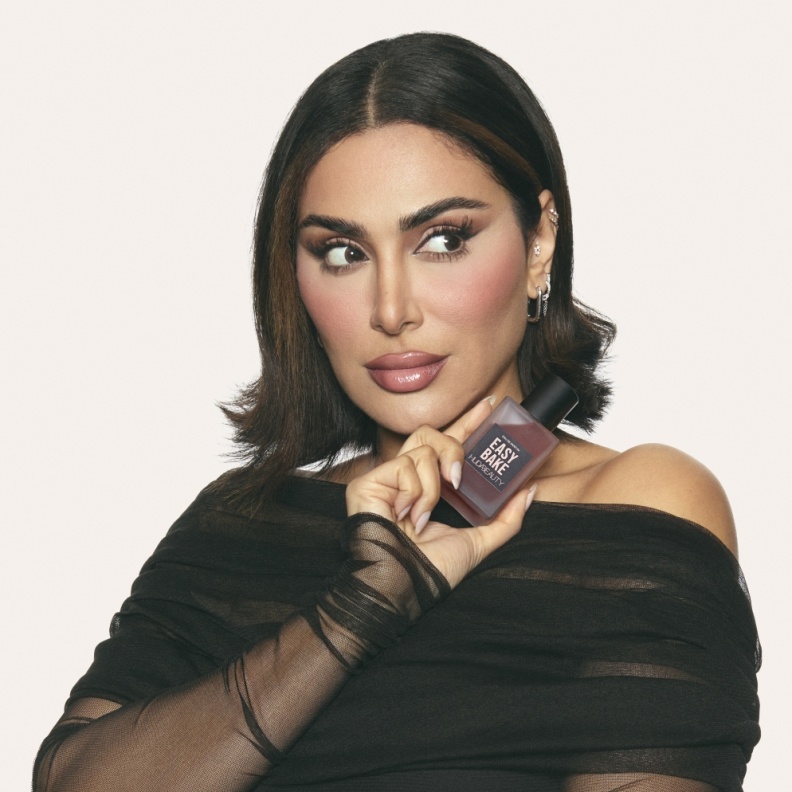 هدى بيوتي تطرح عطر أو دو بارفان Easy Bake وبودرة التثبيت السائبة Easy Bake الخالية من العطور 