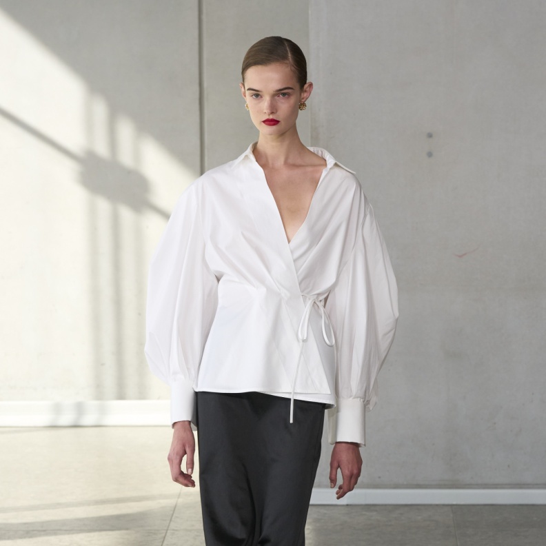 موضة القمصان الواسعة مع الأكمام العصرية في عالم الموضة