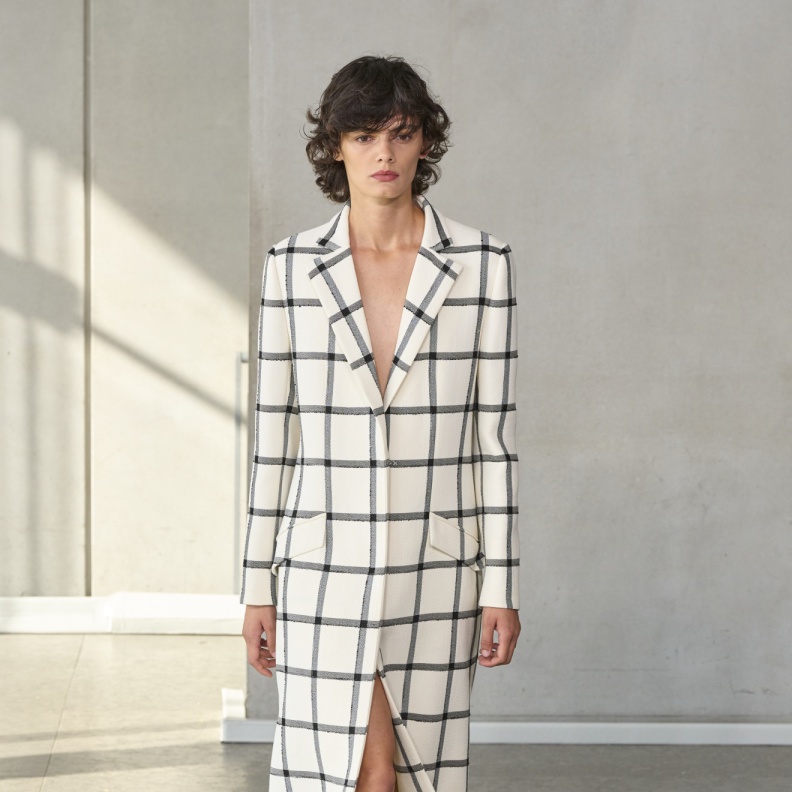 موضة الفساتين المقلمة تفرض أناقة ملفتة في ساعات النهار