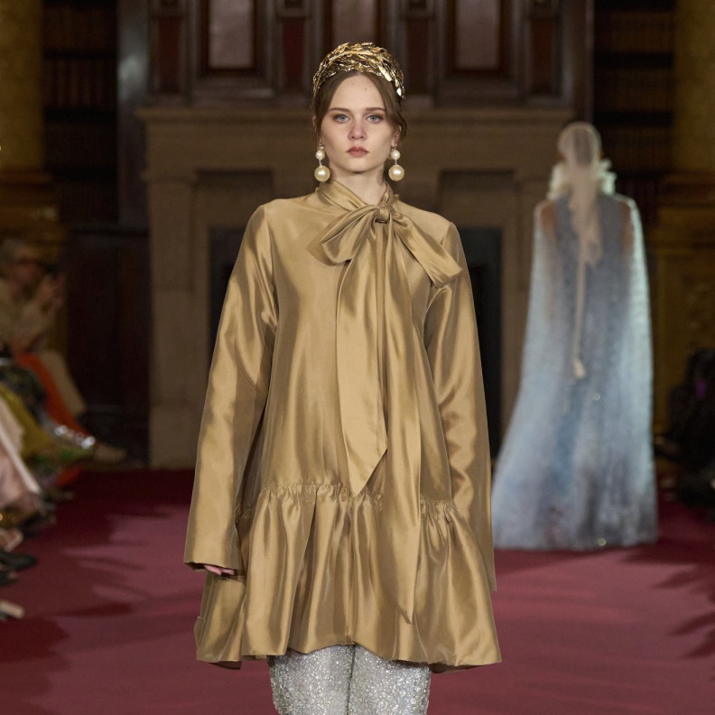 موضة العقدة العصرية صيحة متجددة في إطلالات الصيف