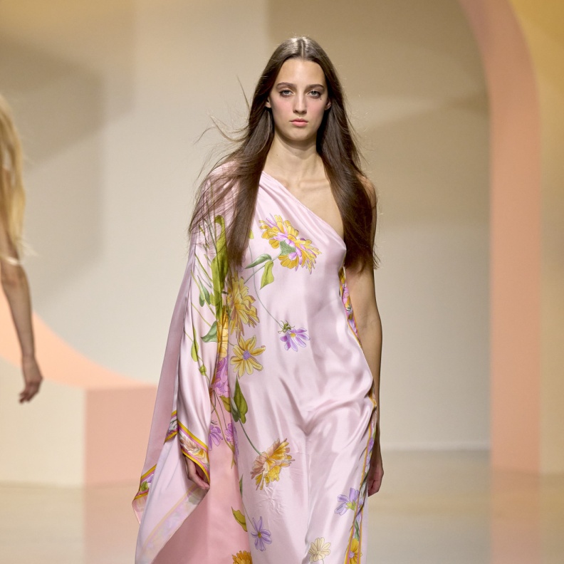 فستان ساتان مطبع بالورود من Leonard