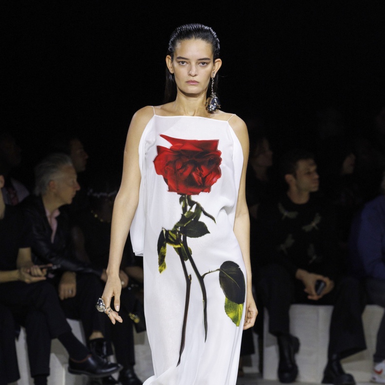 موضة الفساتين البيضاء والمطبعة بالورود لإطلالات الصيف