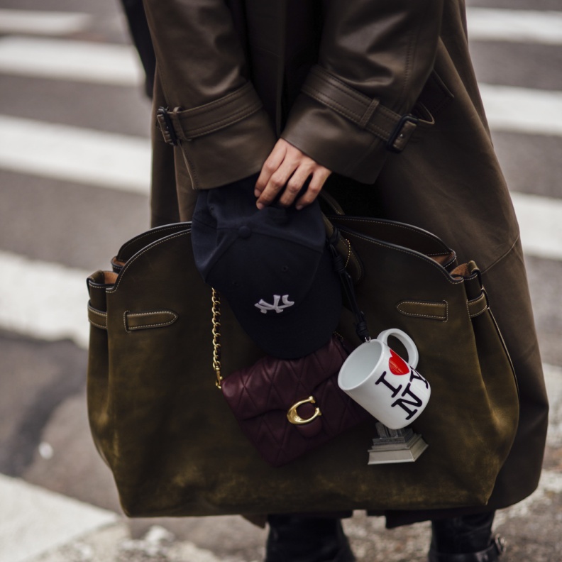 الإكسسوارات الأنيقة وحتى الغريبة تسيطر على صيحة حقائب صيف 2024